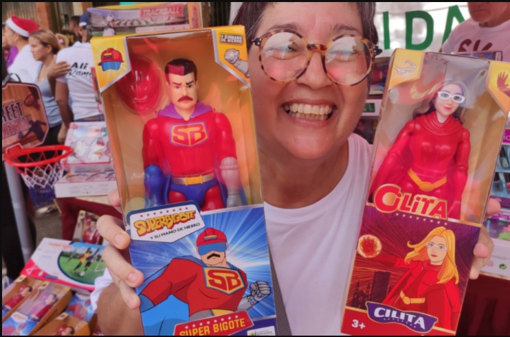 El  chavismo trata de ideologizar a millones de niños regalando muñecos con ‘Superman’ Maduro «Súper Bigote»  y su esposa como protagonistas