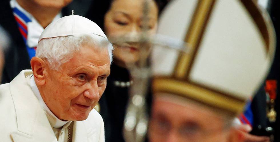 El Papa emérito, Benedicto XVI, ha muerto hoy 31 de diciembre de 2022 en el monasterio de la Ciudad del Vaticano, donde residía desde su renuncia al Papado en febrero de 2013