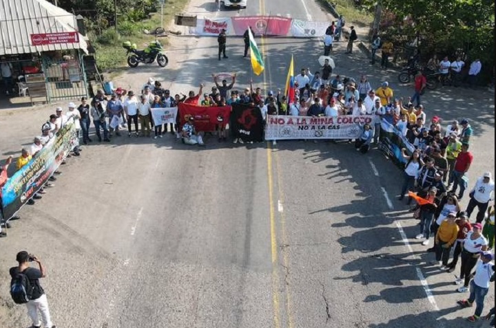 Los campesinos que se tomaron la Ruta del Sol en Santander afirmaron que el paro y el bloqueo de la vía es indefinido hasta que el presidente Gustavo Petro no dialogue con ellos en la zona