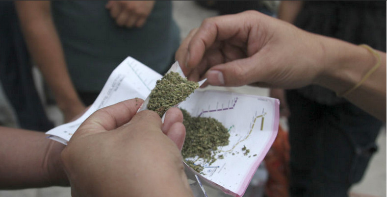 Para nadie es Oculto que la labor de la administración Municipal con la Policía Nacional se ha puesto al descubierto uno de los terribles flagelos que está padeciendo la capital del Cauca, “El microtráfico”