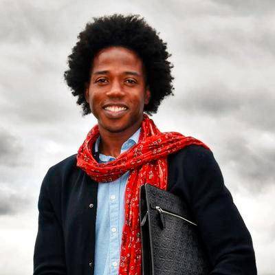 Pagó 14 millones en Avianca  Futbolista Carlos Sánchez  y casi queda sin silla