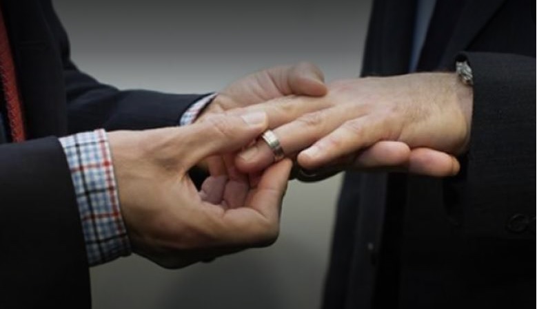 El Sínodo general de la Iglesia de Inglaterra ha aprobado este jueves una moción que permitirá a sus sacerdotes “bendecir” a las parejas del mismo sexo casadas o unidas en ceremonias civiles, pero no oficiar su matrimonio.