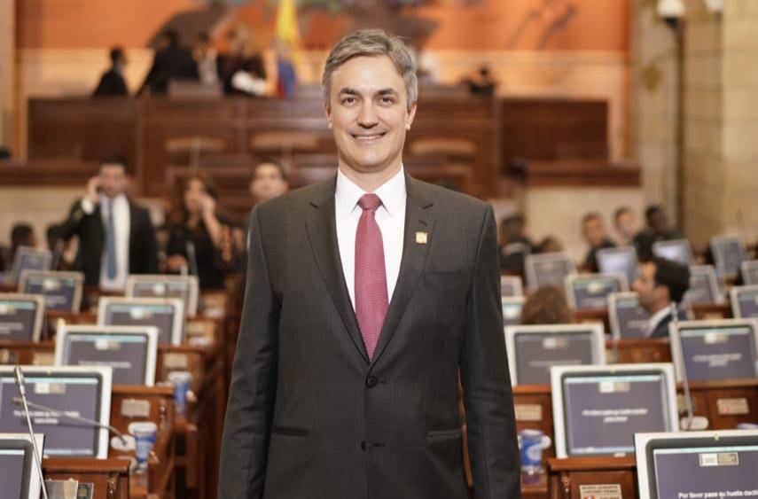 Christian Garcés y demás congresistas acordaron la mayoría, eliminar el artículo 50 que perdería el papel de salvaguardas los bienes y protección de los colombianos a  nuestra Policía Nacional