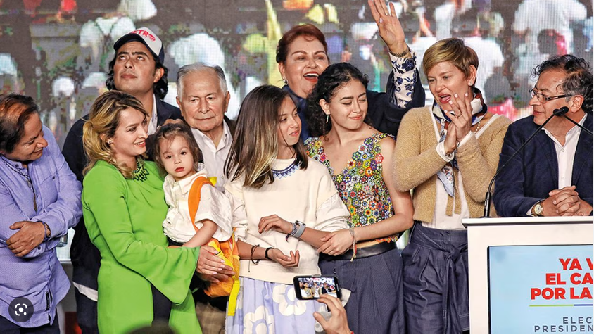 Gustavo Petro, su familia y algunos de sus seguidores están actuando como nuevos ricos de la peor calaña