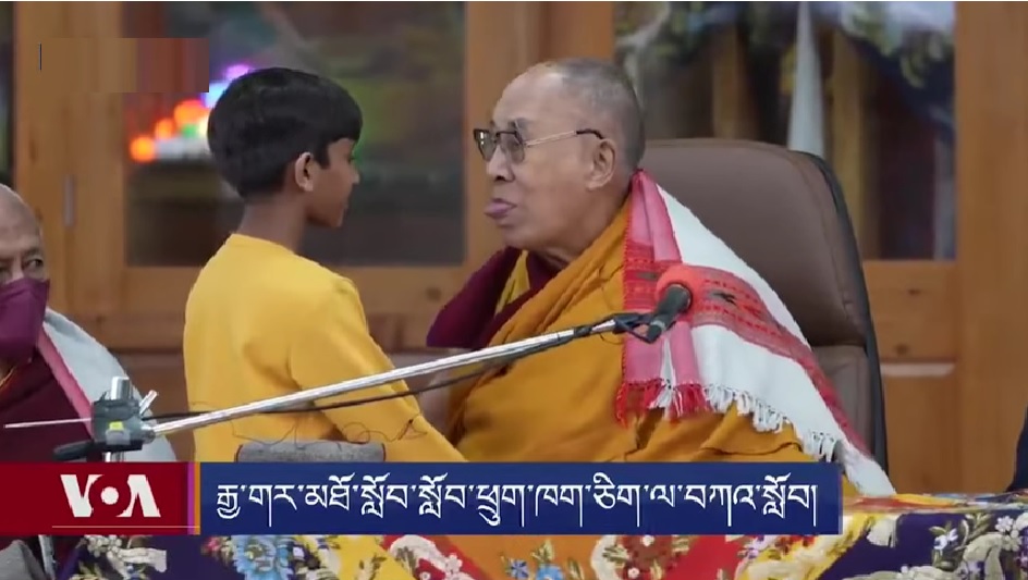 El Dalái Lama se disculpa tras pedir a un niño que “chupe su lengua”