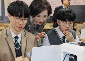 Abierta convocatoria de becas para latinos con cobertura total de matrícula y descuentos en vuelos