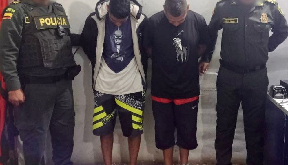 Policía captura a dos hombres minutos después de haber cometido un hurto en Popayán.