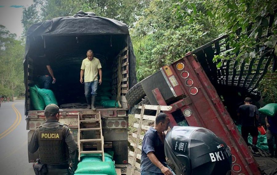 Policía Nacional prestó seguridad a camión de carga que sufrió volcamiento en la vía panamericana.
