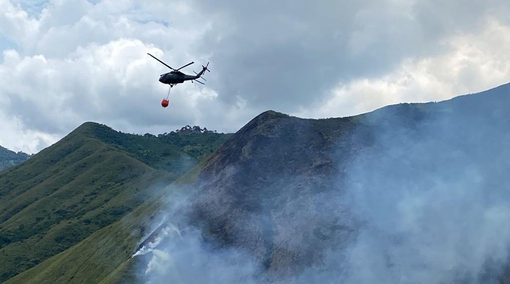 Se apoyan labores de extinción de incendio en Cali, con sistema Bambi Bucket
