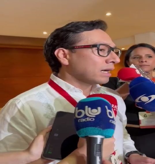 Defensoría del Pueblo rechaza ingreso a la fuerza de grupo indígena a sede de Revista Semana