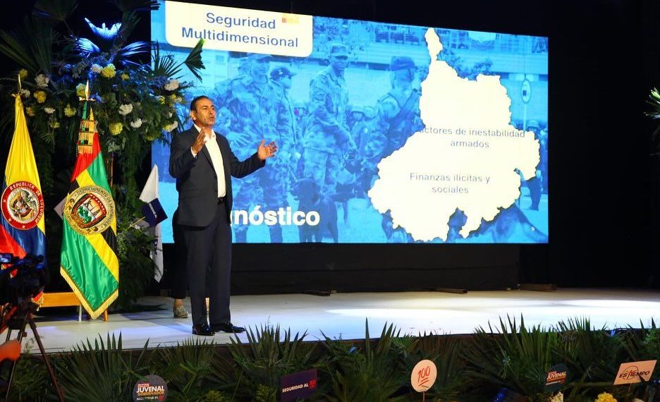 El exgeneral Juvenal Díaz que llega a la gobernación de Santander