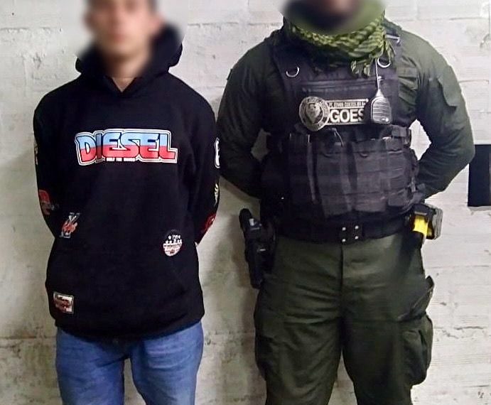 Capturado por la policía cuando conducía una motocicleta con la placa modificada.