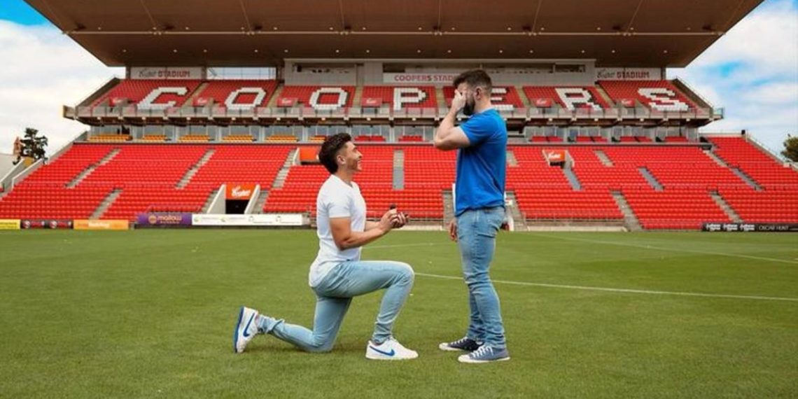 ¡Carajo ! que , ¡Viva el amor! : Jugador de fútbol le pide matrimonio a su pareja en el estadio