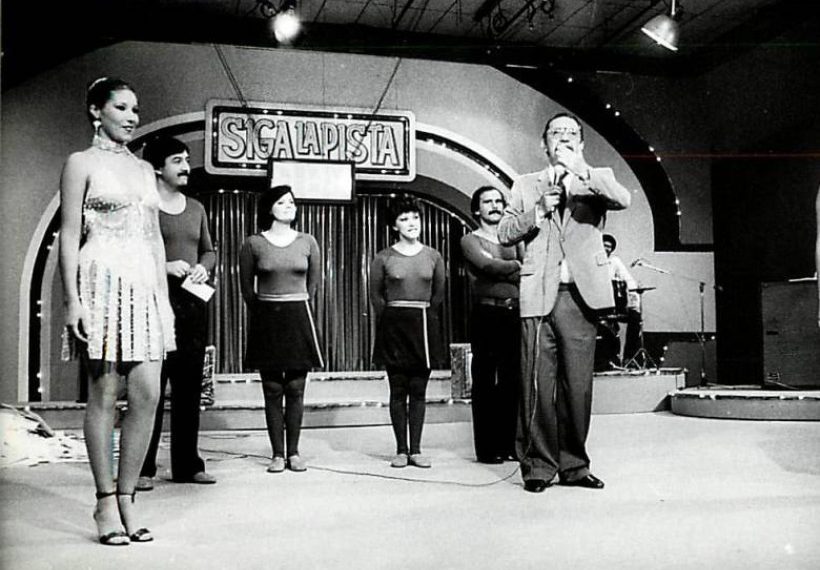 Se cumplen siete décadas del arribo de la televisión al país, un hito que revolucionó la comunicación. Expertos analizan su evolución e influencia en la sociedad.