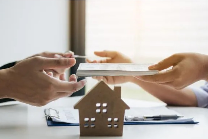 La Ley 820 de 2003 en Colombia regula los contratos de arrendamiento, estableciendo un precio máximo mensual del 1% del valor comercial de la propiedad.