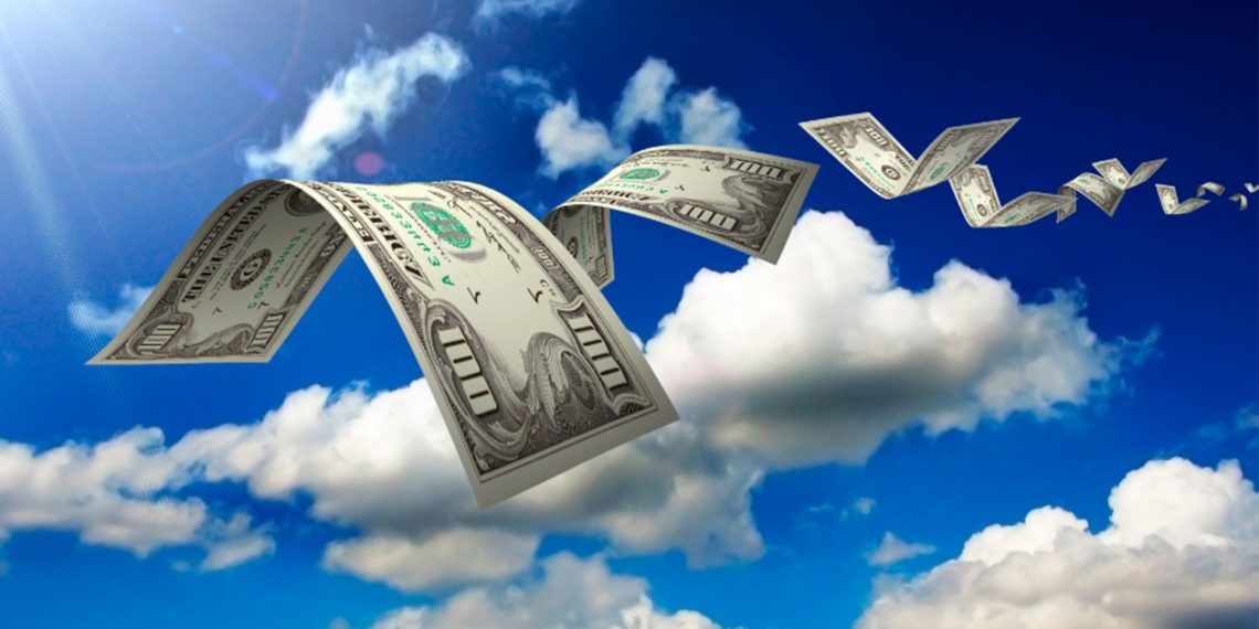 El dólar estadounidense alcanzó un récord histórico en Colombia, cerrando en 4.246 pesos.