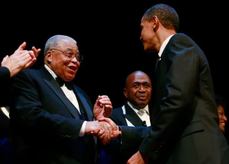 El actor James Earl Jones, icónica voz de Darth Vader en “Star Wars” y Mufasa en “El Rey León”, murió a los 93 años