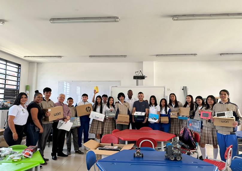 Gobernación del Cauca fortalece la educación con la entrega de kits tecnológicos en Timbío