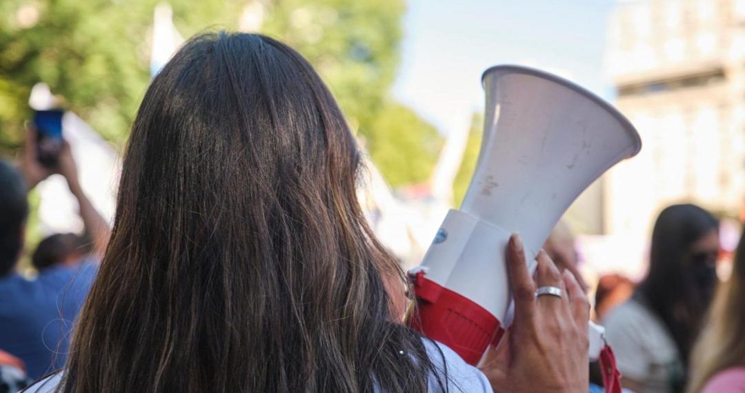 A medida que las mujeres alcanzan los 50, desafían estigmas al celebrar su experiencia y vitalidad