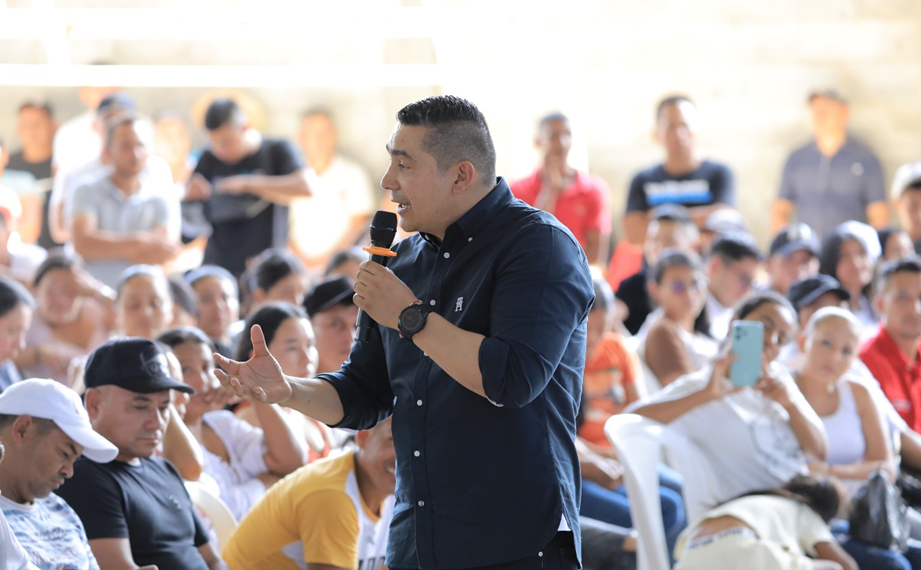 Gobernador del Cauca llega al territorio y brinda respaldo a las comunidades de Argelia