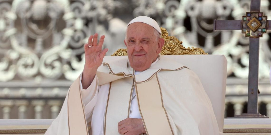 El Papa Francisco, desde Córcega, llamó fervientemente a la paz mundial, especialmente en el Medio Oriente, Ucrania y Rusia, destacando la reconciliación.