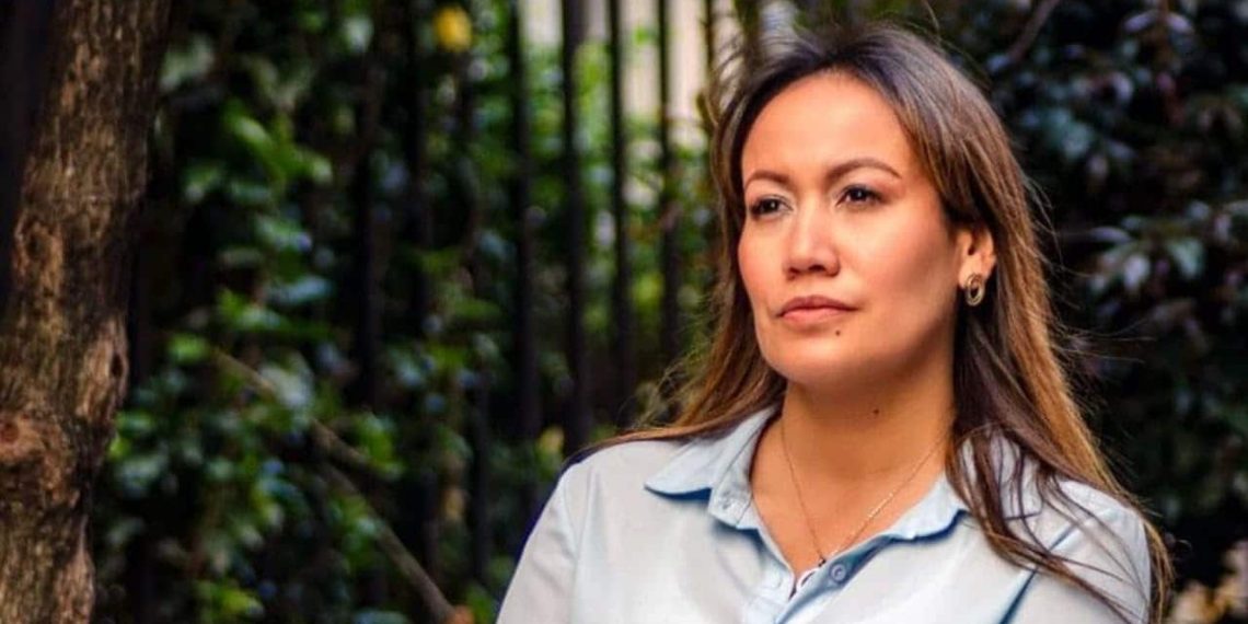 La Exministra de Salud Carolina Corcho retoma su actividad política, buscando posicionarse como candidata de izquierda para las presidenciales de Colombia.