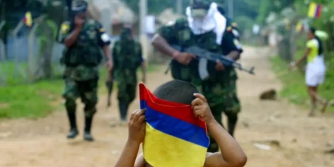 Grupos armados ilegales en El Plateado, Cauca, reclutan niños y jóvenes a la fuerza, obligándolos a unirse a sus filas.