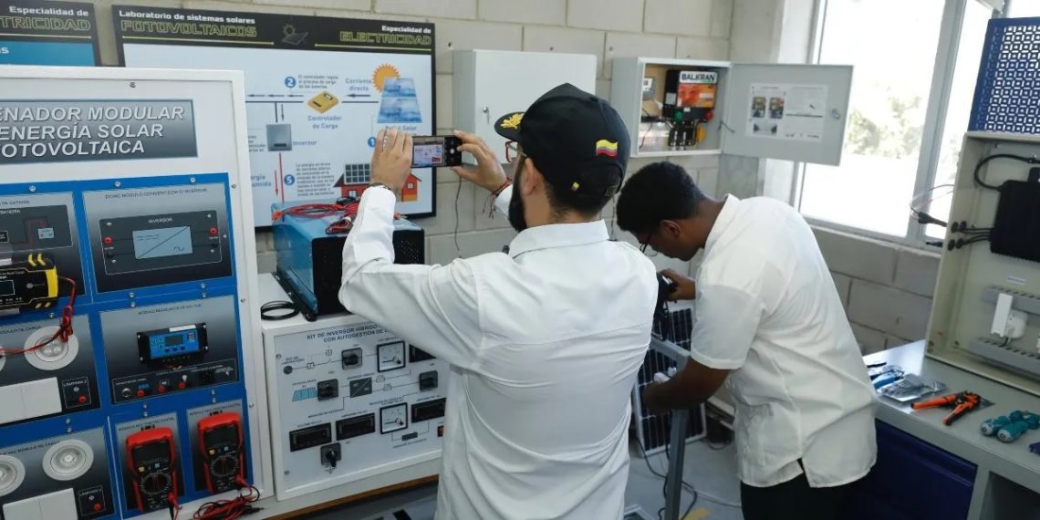 El Gobierno Nacional inauguró laboratorios solares en varias instituciones para formar estudiantes en energía fotovoltaica