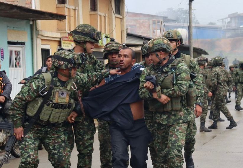 La retención de 57 militares en el Cañón del Micay por un grupo armado refleja un uso vil de civiles y exige un rechazo contundente por parte del gobierno y la sociedad