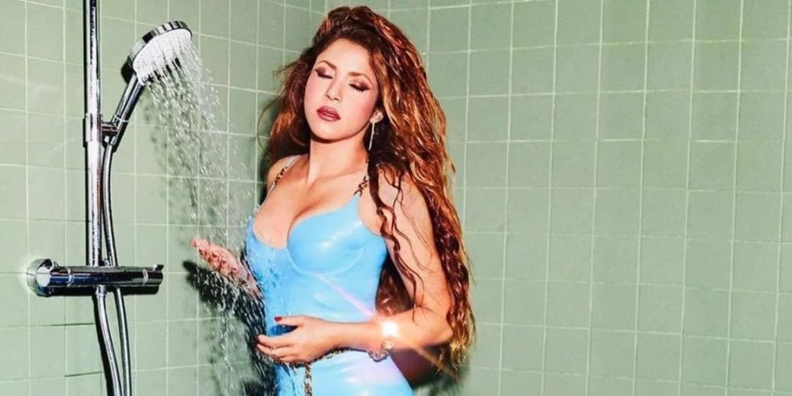Shakira lanzó su línea capilar Ísima directamente desde su ducha en un video que rápidamente se viralizó.