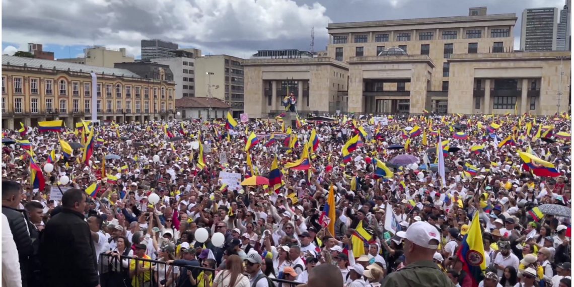 Sin reivindicar colores políticos ni diferencias ideológicas, los colombianos marcharon en paz en defensa de la vida para demostrar que es posible entendernos.
