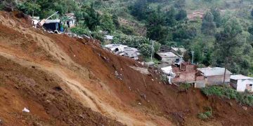 Un deslizamiento de tierra en Antioquia, Colombia, dejó 14 muertos y 11 desaparecidos. Las autoridades monitorean la zona con drones, mientras 982 personas se encuentran en albergues temporales.
