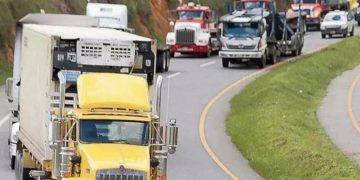 La tractomula, un vehículo de gran tonelaje, perdió el control y se desvió de su trayectoria, arrollando fatalmente a las dos personas.