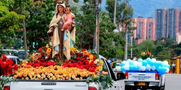 Nunca Olvides que la La Única Pasajera con Cupo en Todos los Vehículos es la Virgen del Carmen