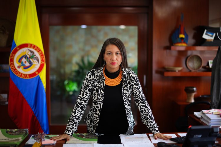 Lena Yanina Estrada Añokazi, Ministra de Ambiente de Colombia, y la primera mujer indígena en desempeñar el cargo, durante entrevista en su despacho ministerial en Bogotá.  Estrada es del pueblo Uitoto Mekana y nació en La Chorrera, en el Amazonas colombiano. Bogotá, marzo 21 de 2025. 