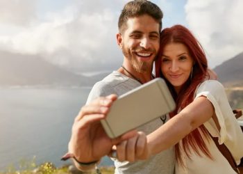 Publicar frecuentemente en redes sociales no siempre indica relaciones felices