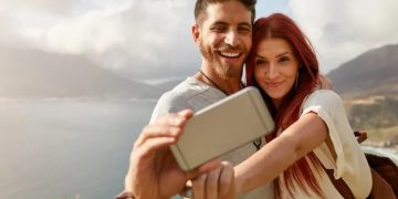 Publicar frecuentemente en redes sociales no siempre indica relaciones felices