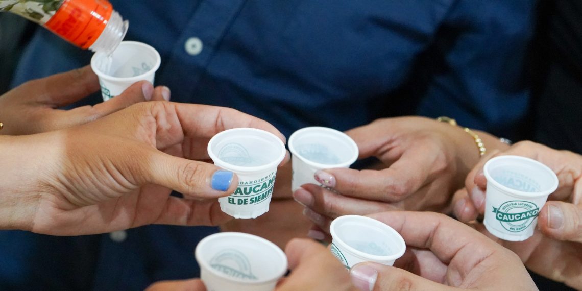 ¡Aguardiente Caucano: Más que un licor, un sentimiento!