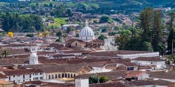 *El contraste entre la celebración y la realidad*