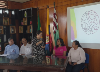 *La Esencia Femenina: El Corazón del Café y la Conversación*