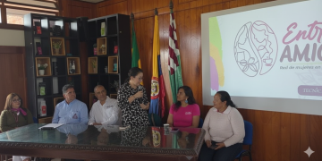 *La Esencia Femenina: El Corazón del Café y la Conversación*