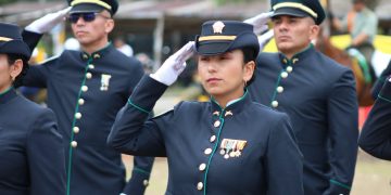 *De las Aulas a la Calle: El Orgullo de una Intendente que Sirve y Estudia*