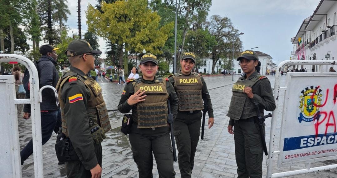 La Esquina Amable de Popayán : Auxiliares de Policía en el Parque Caldas