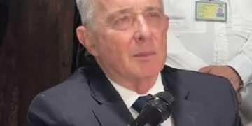 *La Complejidad de la Figura de Álvaro Uribe Vélez y el Servicio Público*