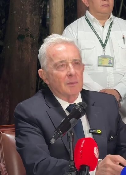 *La Complejidad de la Figura de Álvaro Uribe Vélez y el Servicio Público*