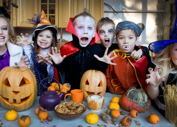 La Máscara de Halloween: Un Viaje del Fuego Sagrado al Plástico Brillante