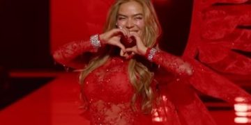 Alas Rojas de Inclusión: Karol G y la Renovación del Victoria’s Secret Fashion Show