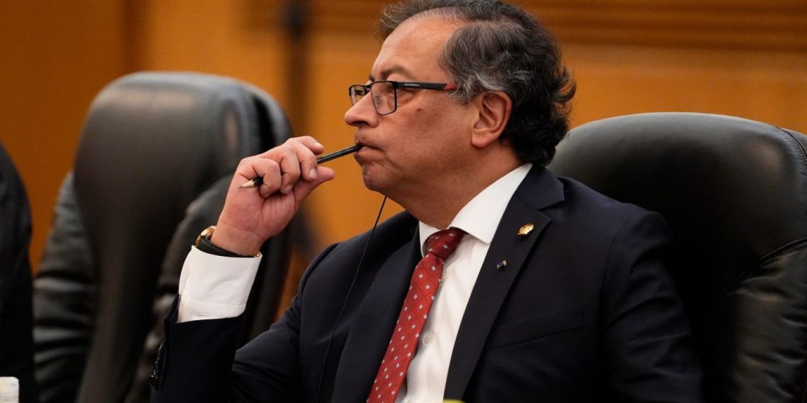 *Petro y la Sombra de la Corrupción: Una Tormenta Perfecta*