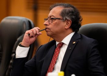 *Petro y la Sombra de la Corrupción: Una Tormenta Perfecta*