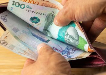 La Prima en el Bolsillo Roto: ¿Por qué nos duele el bolsillo cada enero?